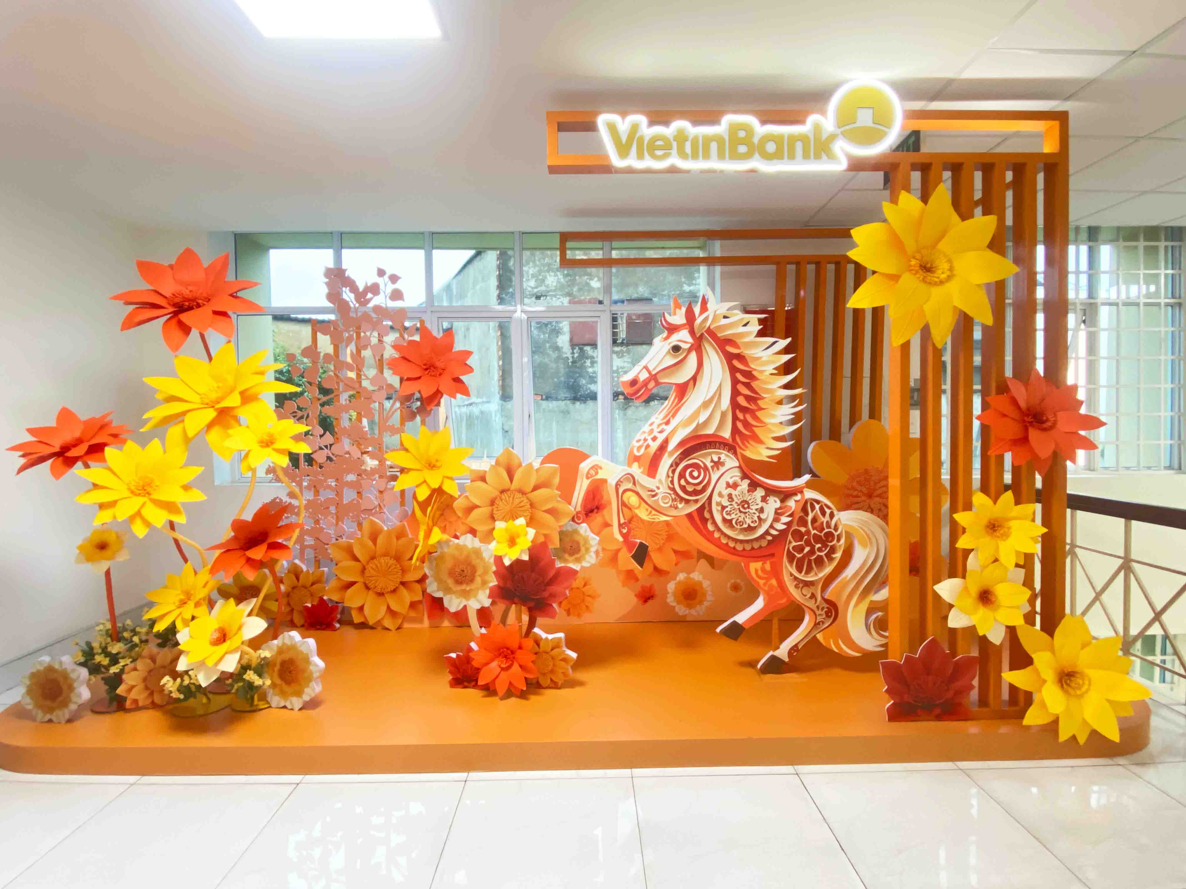 Trang Trí Tết Bính Ngọ Độc Đáo Tại Ngân Hàng VietinBank