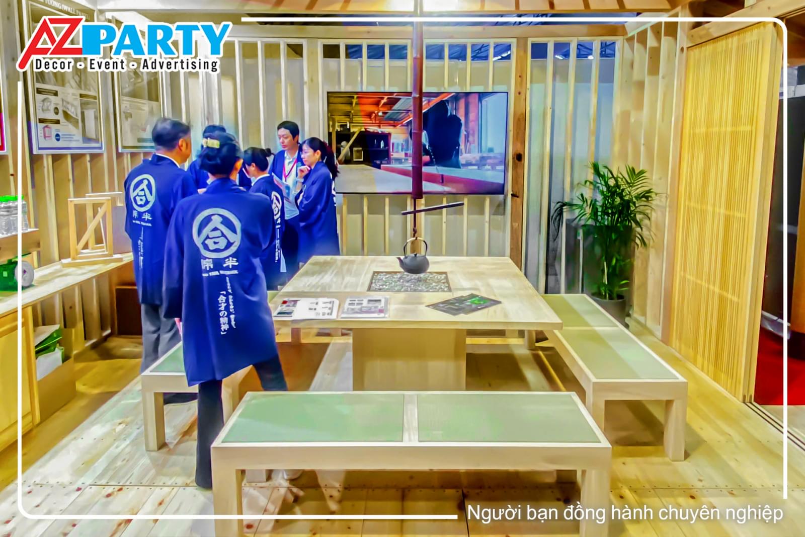 Bàn ghế bên trong