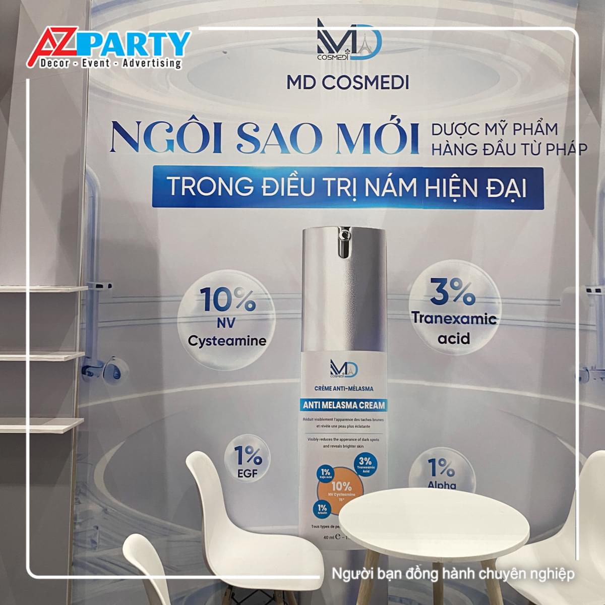 bàn ghế giúp khách hàng có thể ngồi lại trải nghiệm