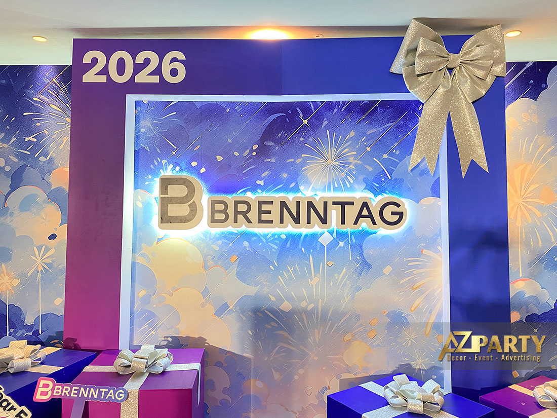 Cận cảnh Booth check-in YEP với logo thương hiệu nổi bật và nền pháo hoa năm mới sáng tạo