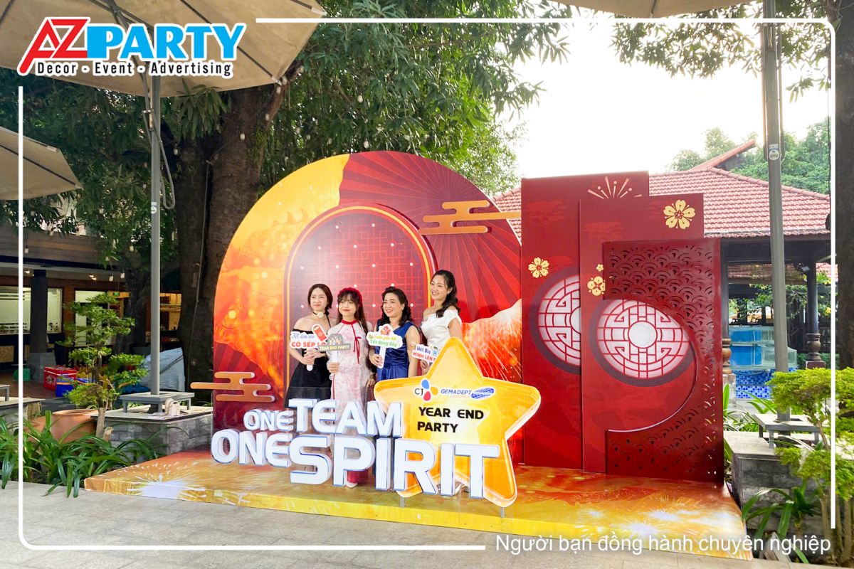 Nhóm nhân viên check in tại booth 