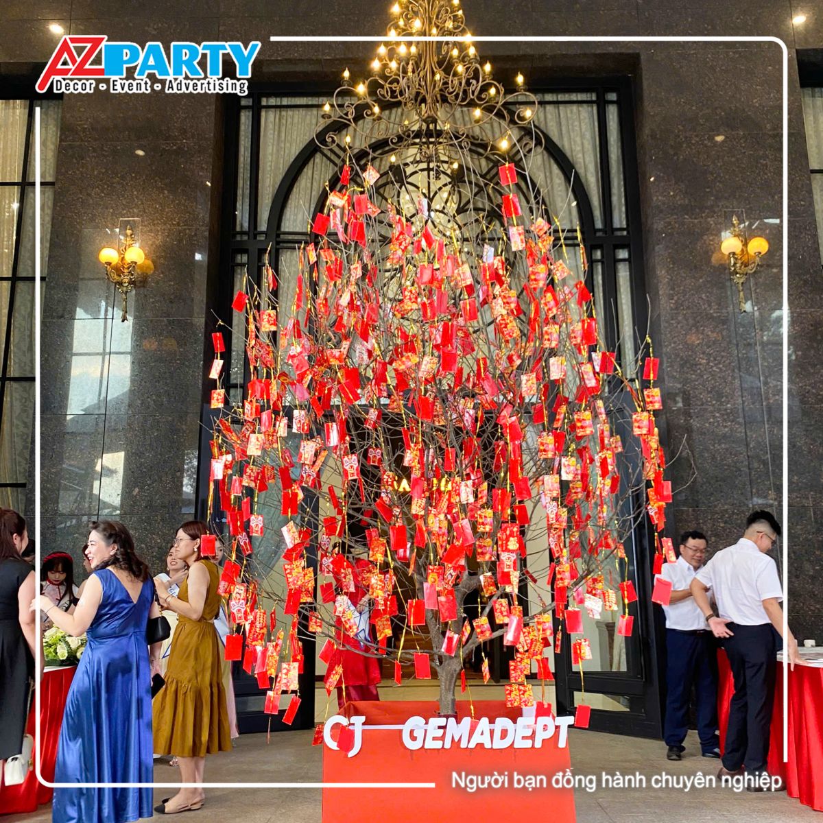 cây lì xì được đặt tại khi vực trước sảnh tiệc