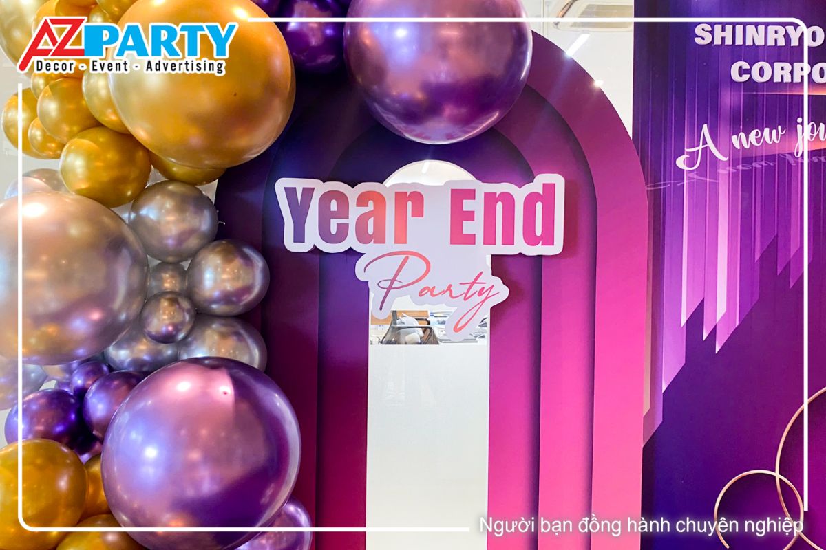 họa tiết trang trí  hình cổng vòm, trên cùng là dòng chữ Year End Party