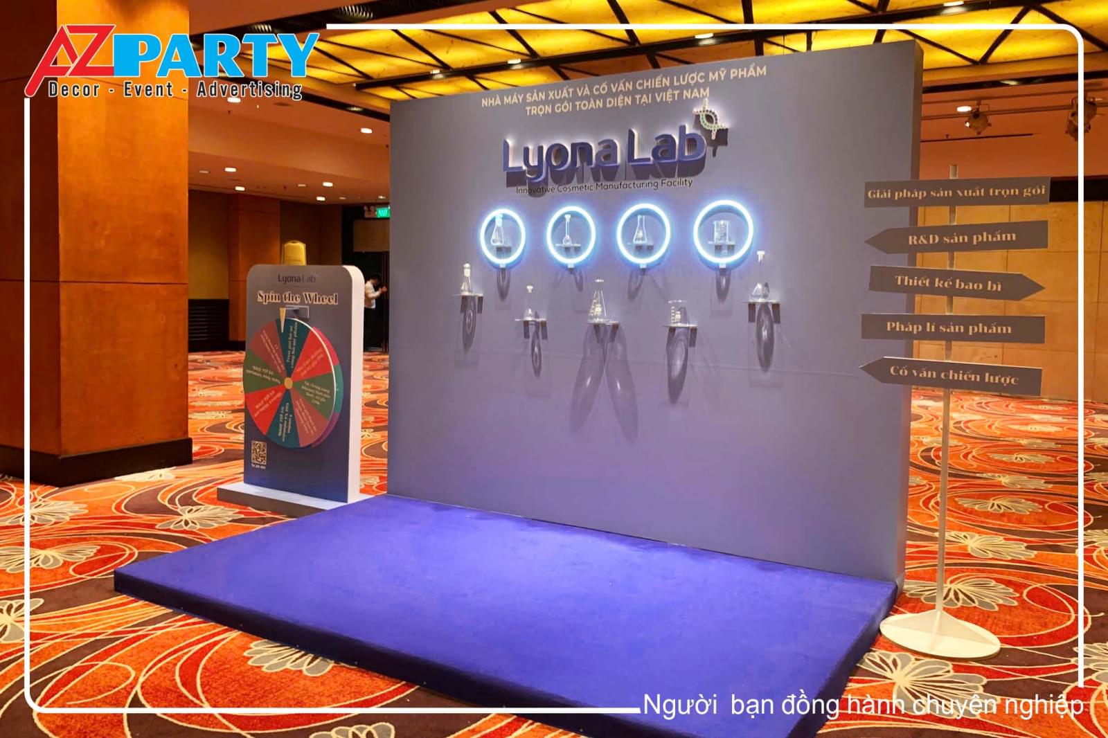 Mặt xéo của booth sự kiện Lyona Lab 