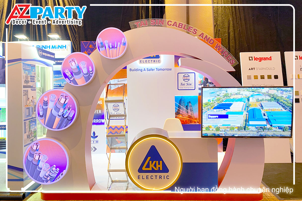 tổng quan booth Lim Kim Hai nổi bật với hai màu cam và xanh
