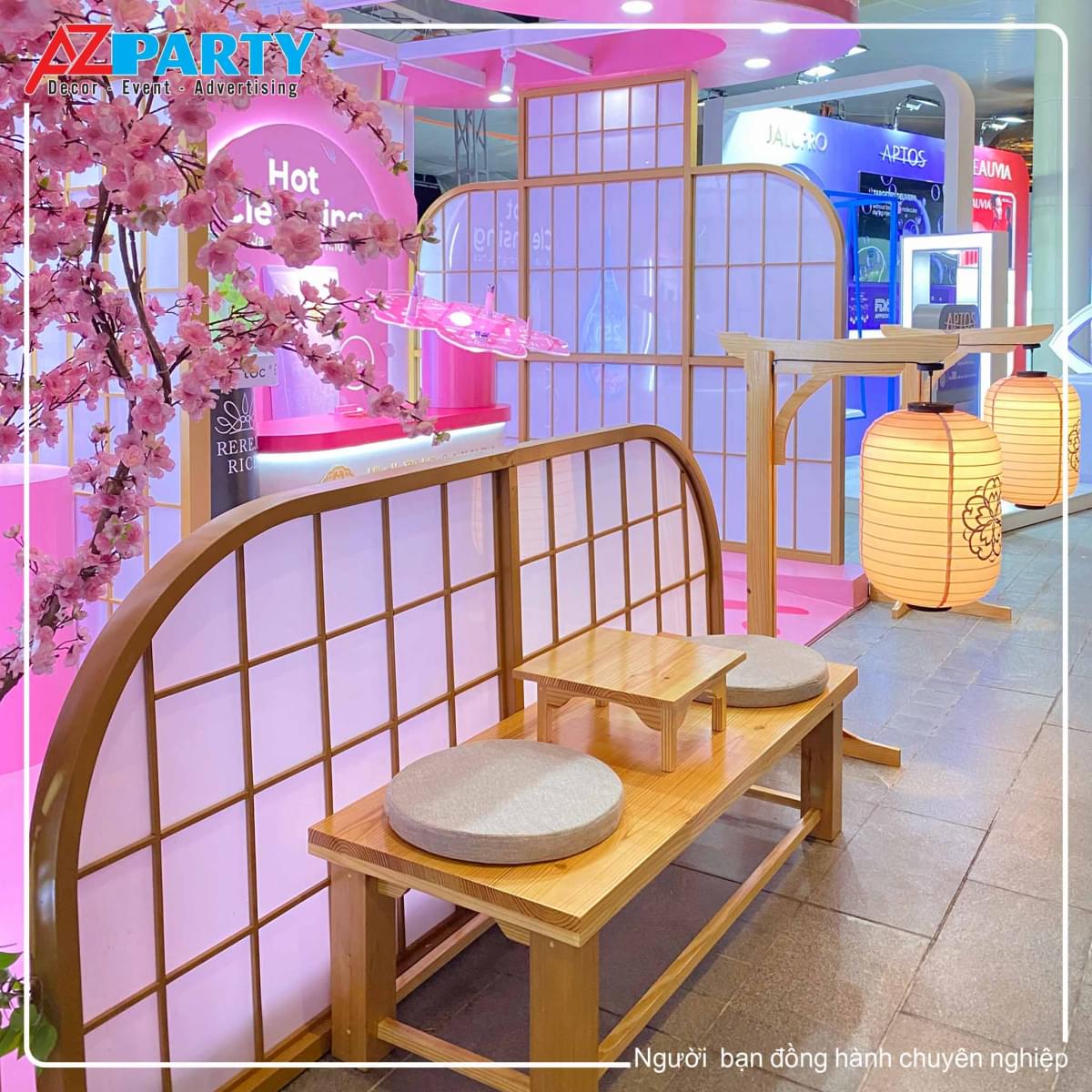 góc bên trái bàn và đèn lồng trước cửa ra vào booth