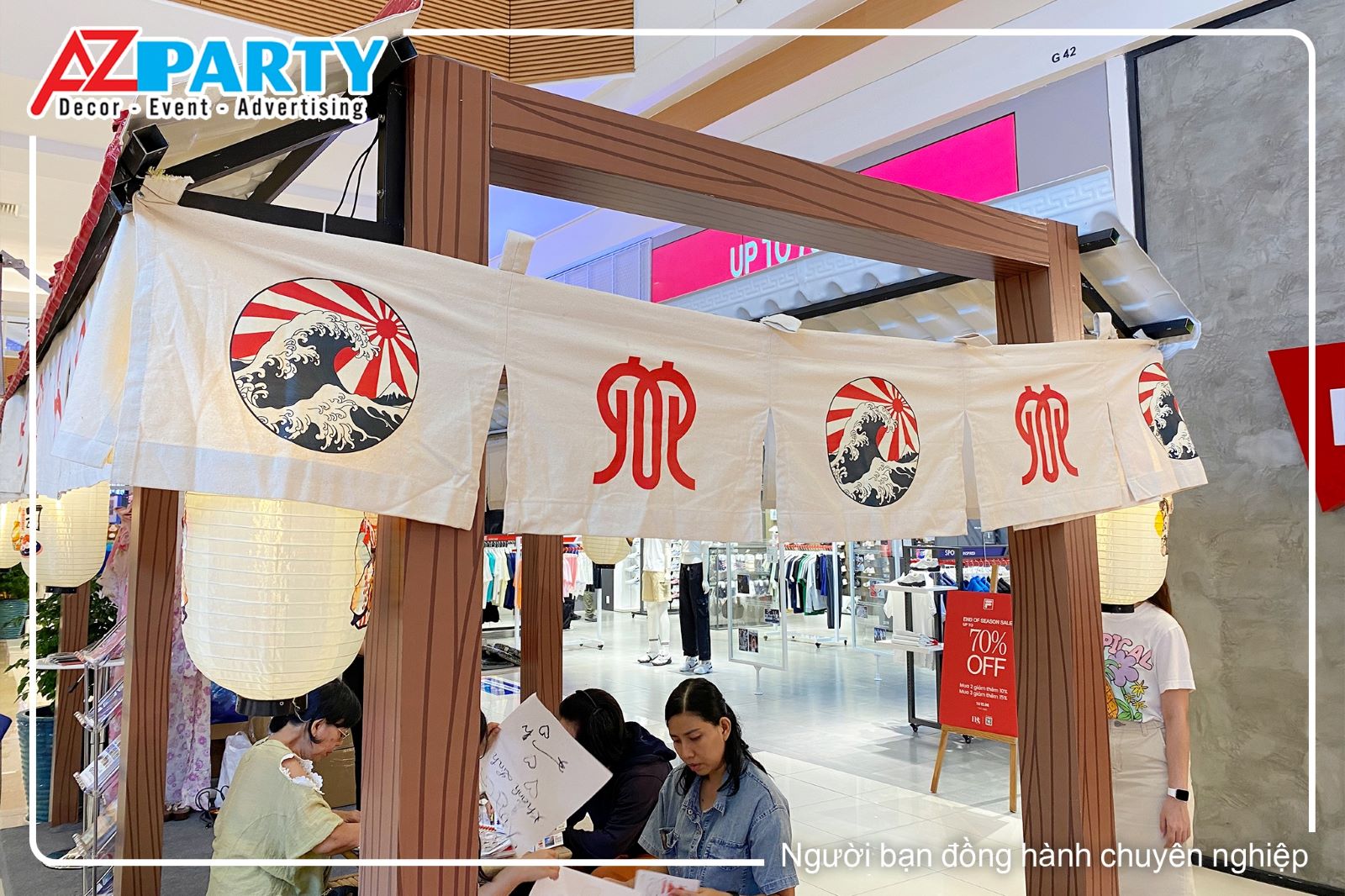 Rèm treo xung quanh booth mang đậm dấu ấn của Nhật Bản