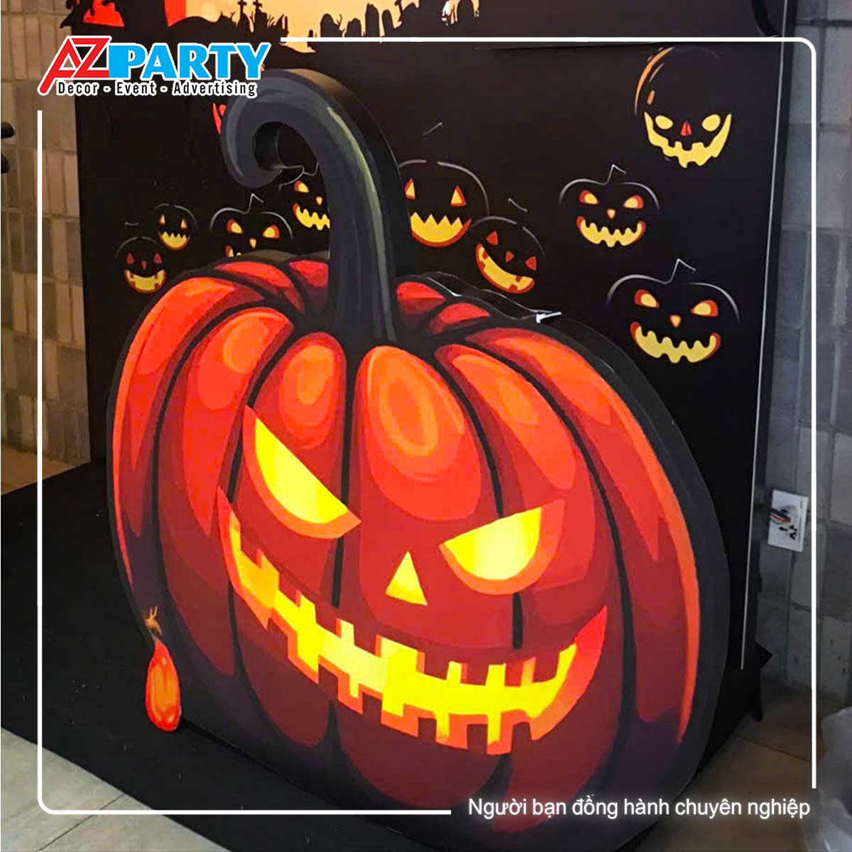 cận cảnh quả bí ngô halloween được làm từ chất liệu formex phủ decal