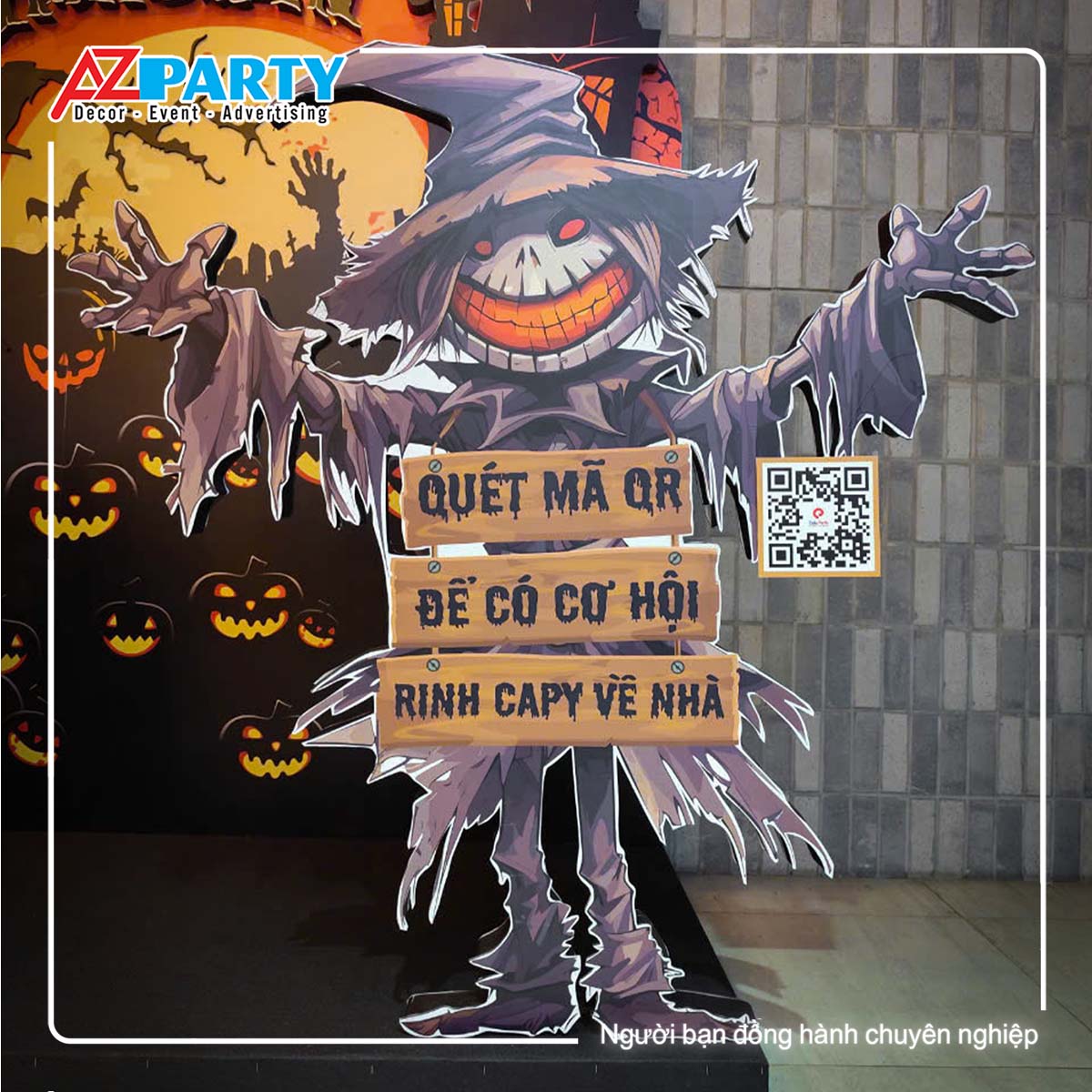 Con ma halloween có bảng chỉ dẫn với mã QR