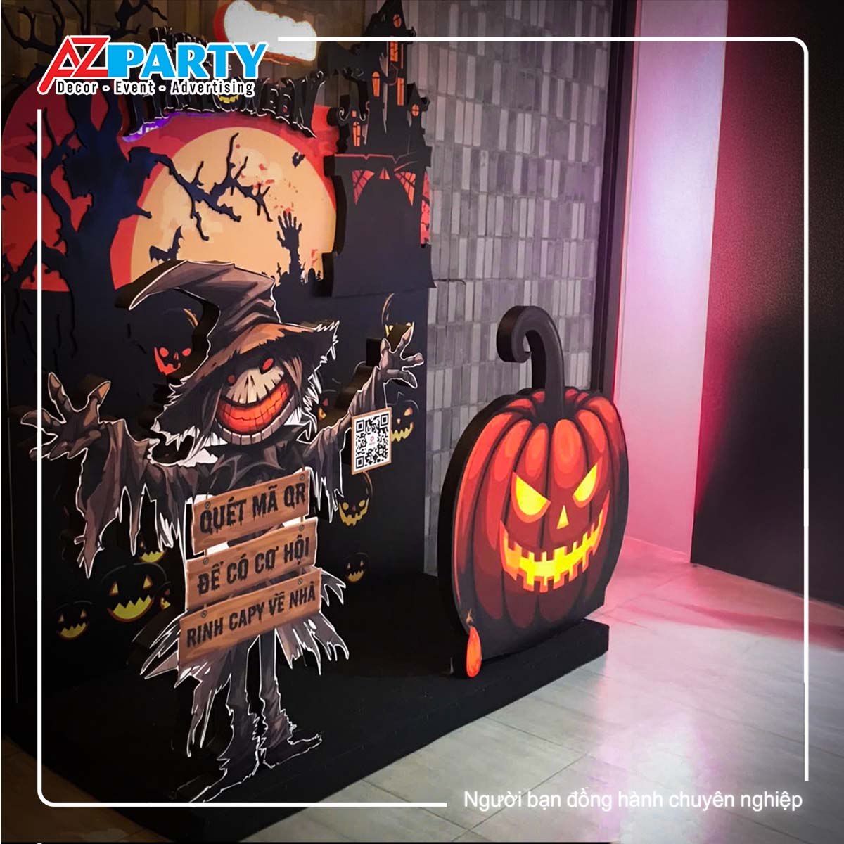 Góc trái của booth với hình ảnh ma và quả bí ngô