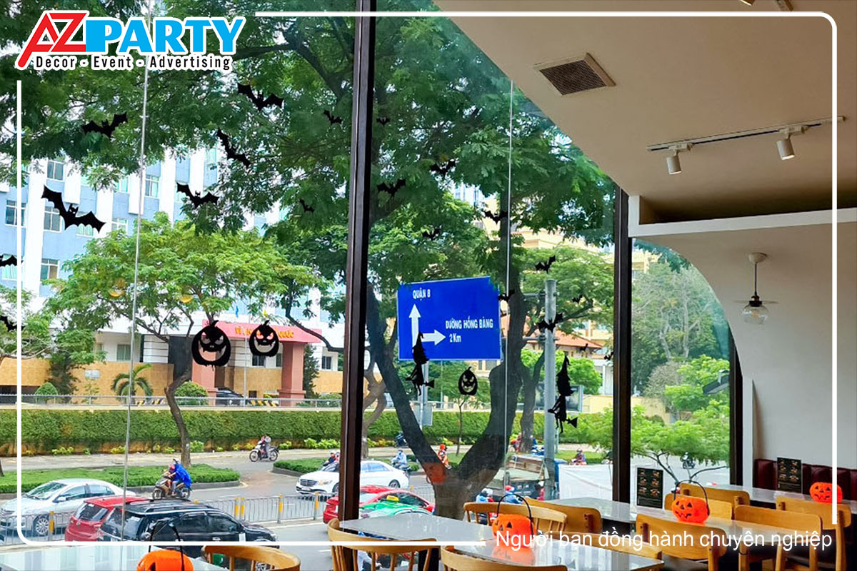 decal halloween trang trí trên cửa kính nhà hàng gà rán Bonchon