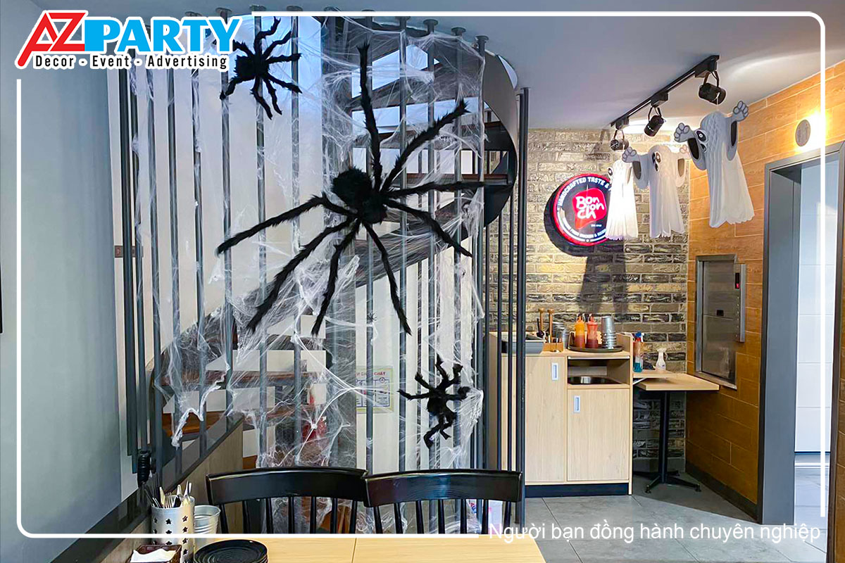 mạng nhện cùng con nhện khổng lồ được decor tại khu vực cầu thang