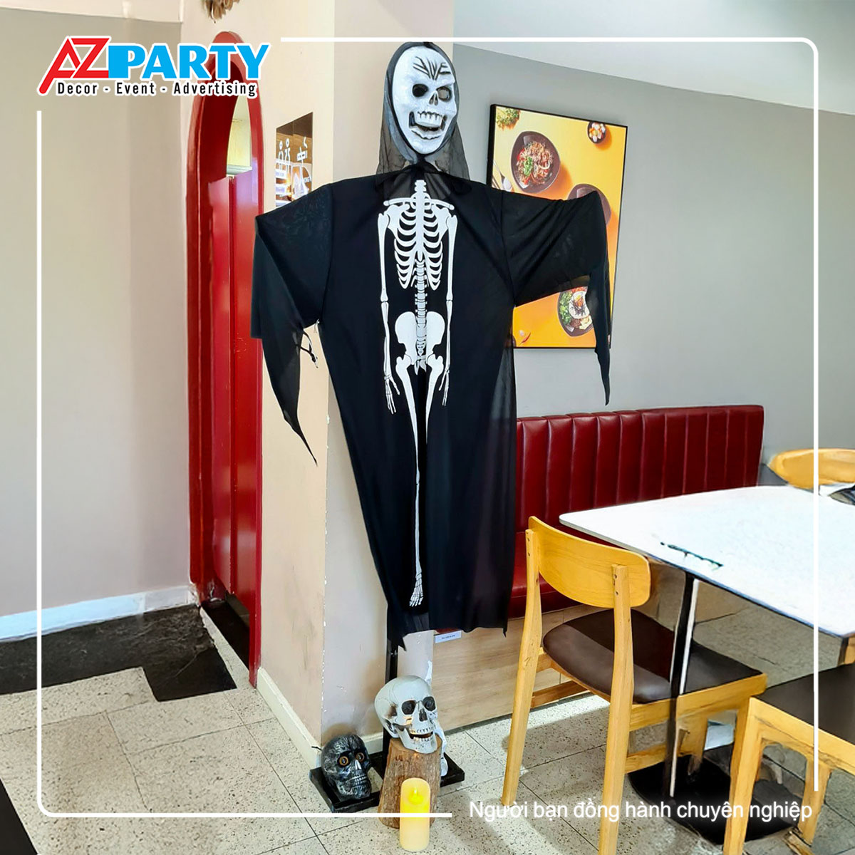 con ma Hallowen tại không gian trong nhà hàng 