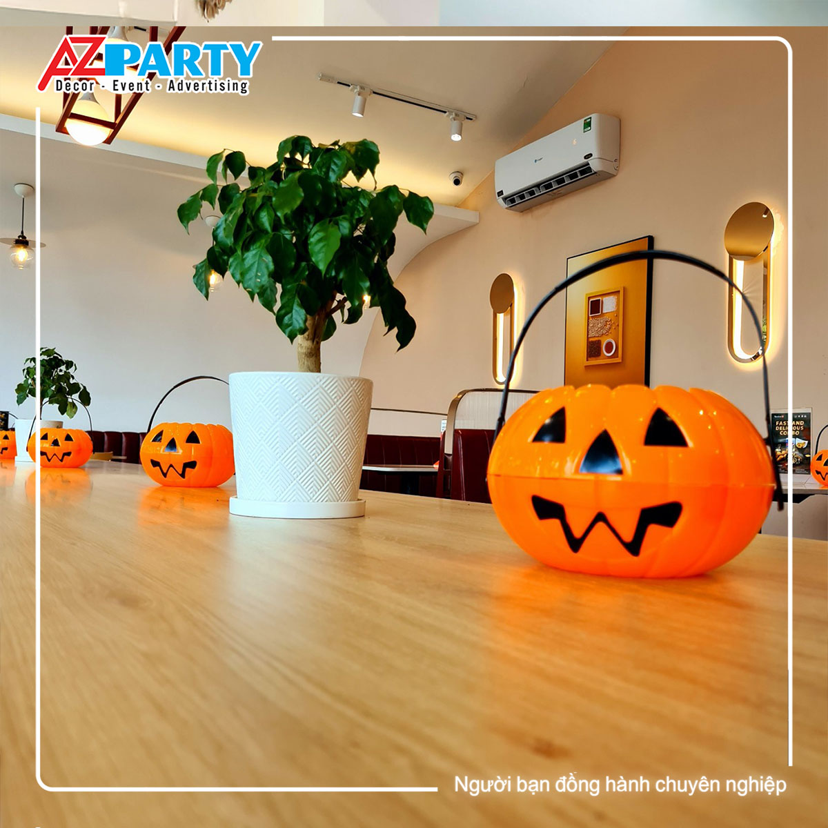 những quả bí ngô Hallowen trang trí trên bàn