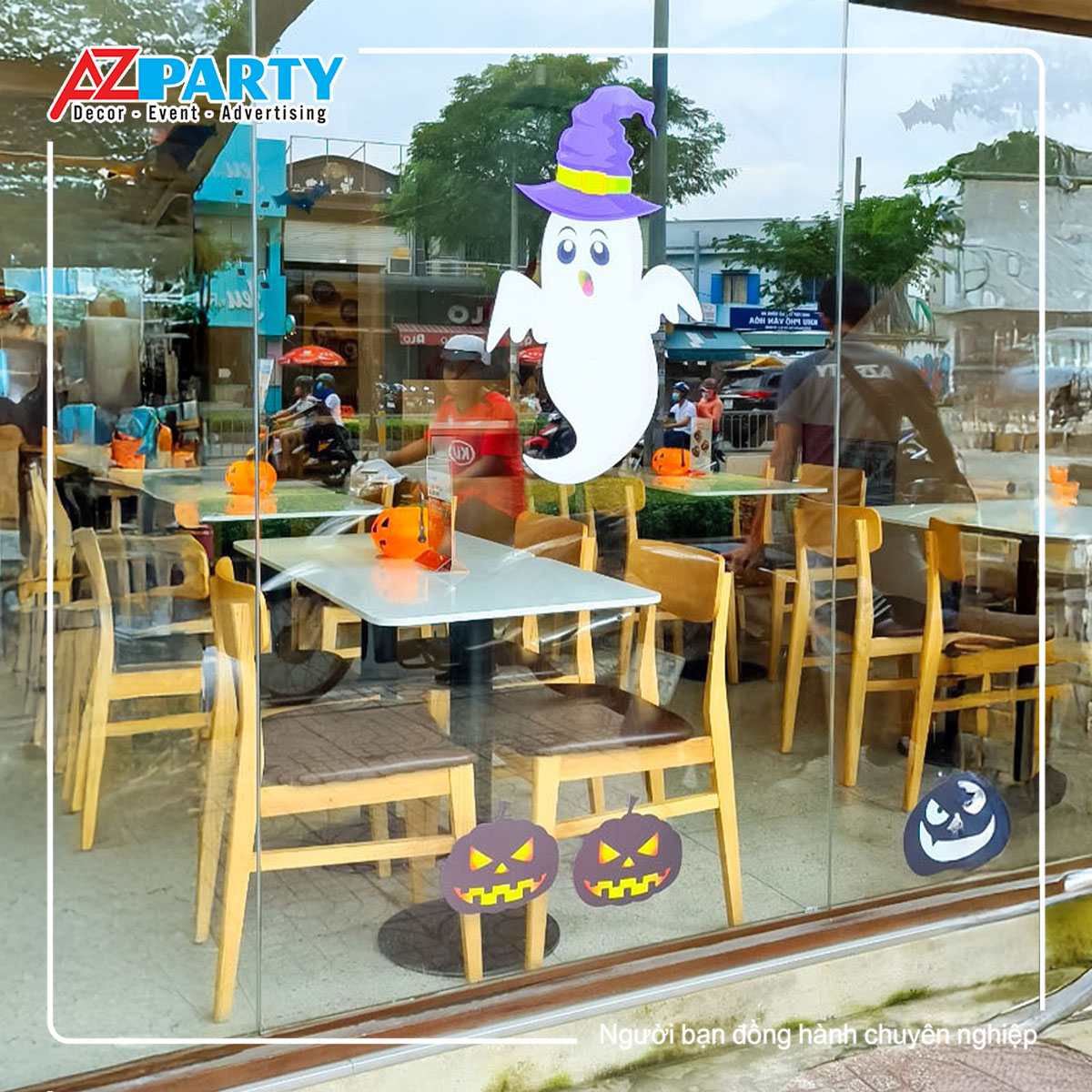 mặt ngoài cửa của nhà hàng Bonchon được trang trí bằng con ma và quả bí ngô