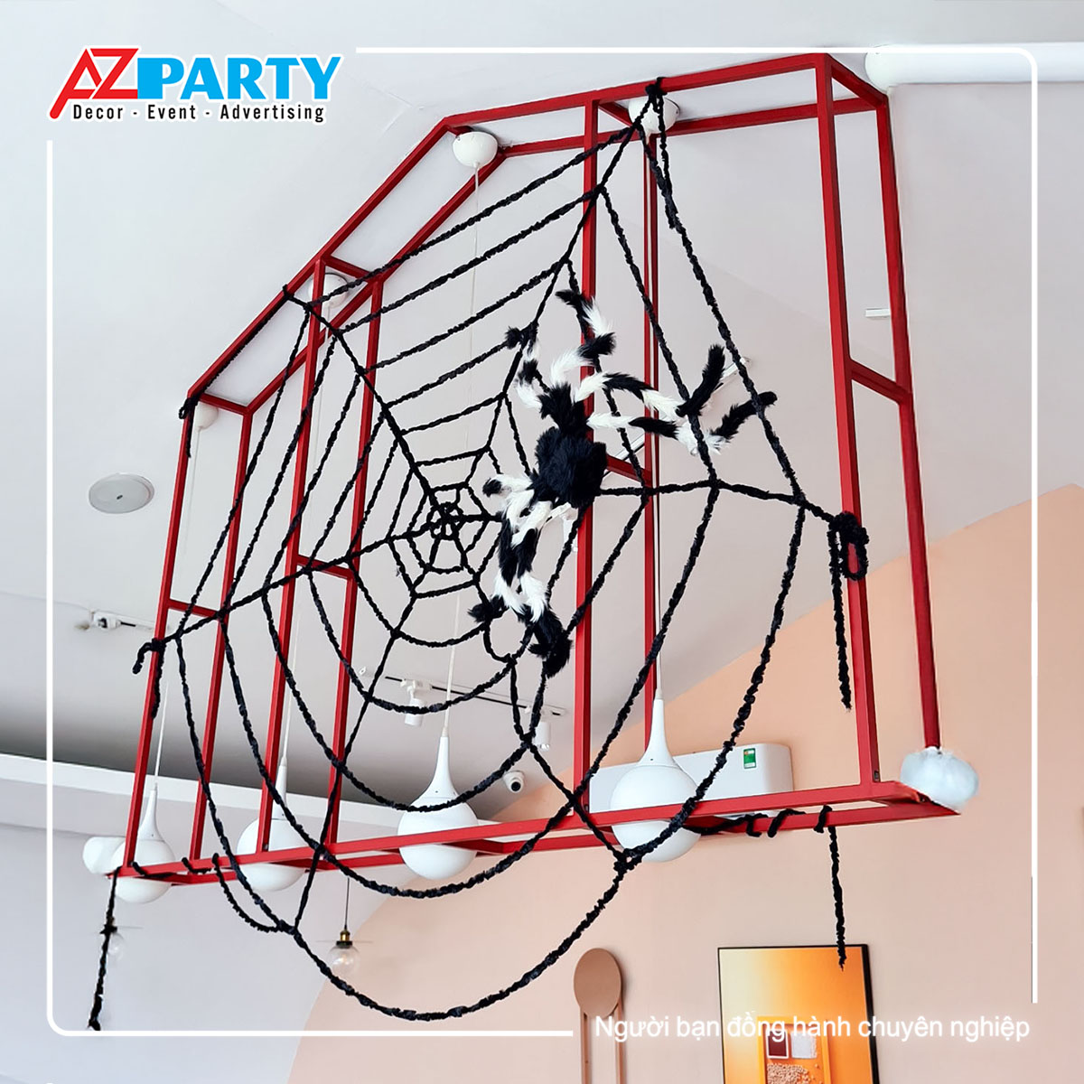 mạng nhện decor trong không gian nhà hàng