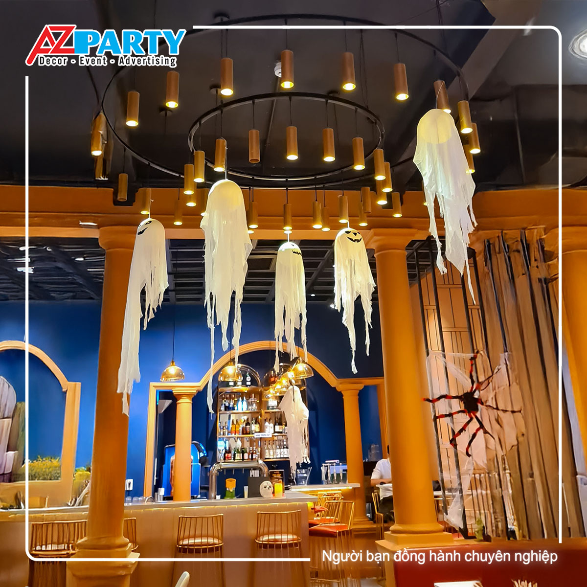 những con ma trắng được decor trên trần nhà