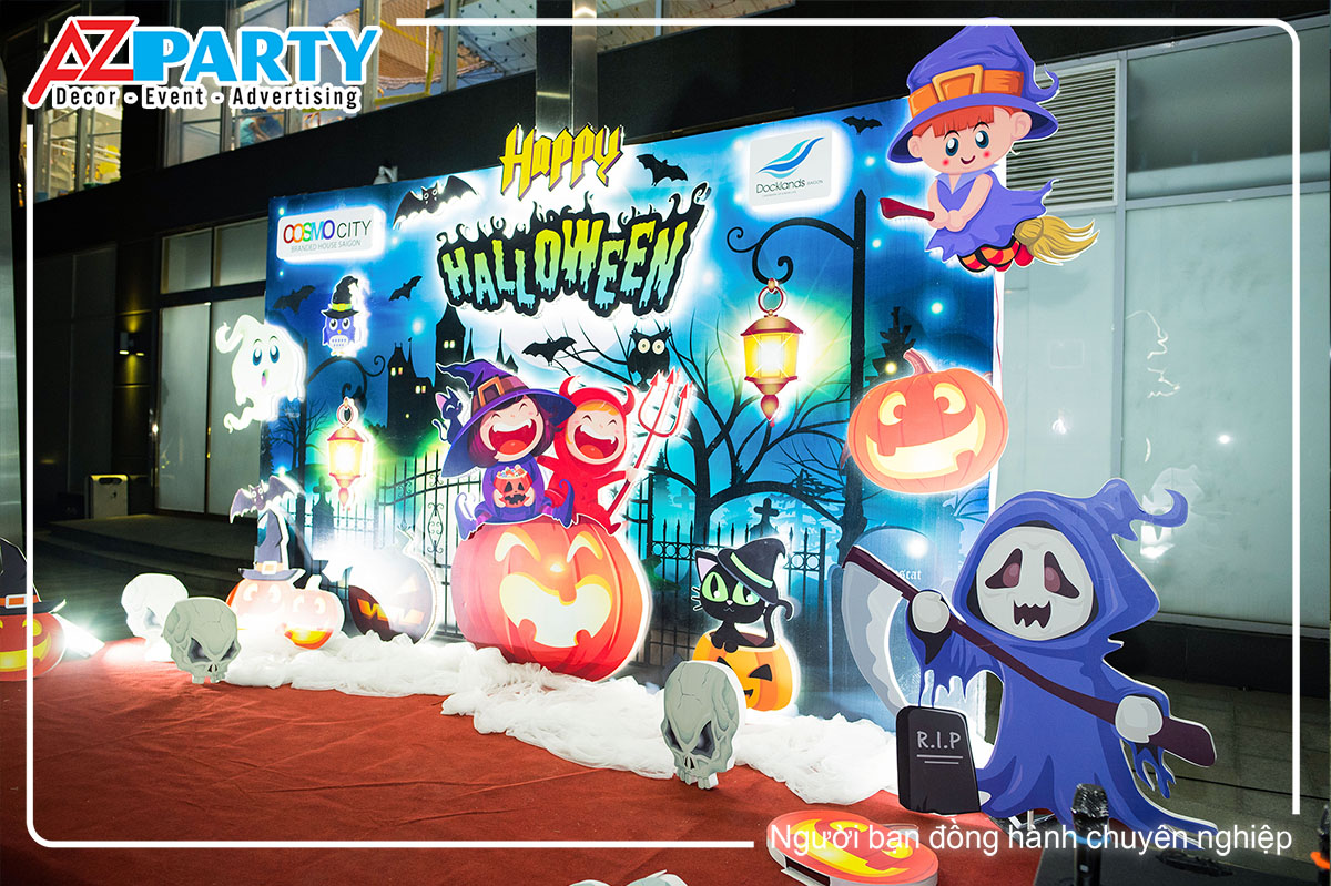 cạn cảnh backdrop được trang trí với những nhân vật được ốp nổi khối