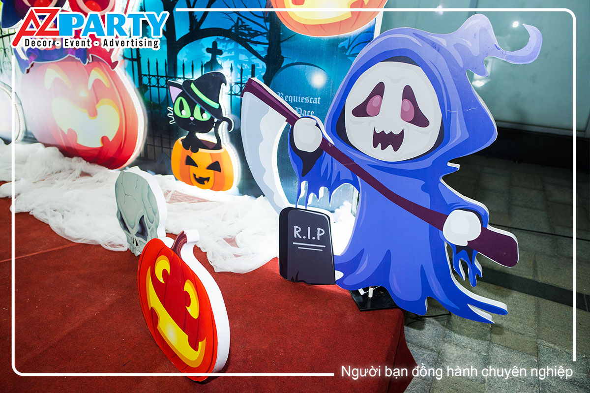 con ma Halloween cầm đèn lồng bí ngô