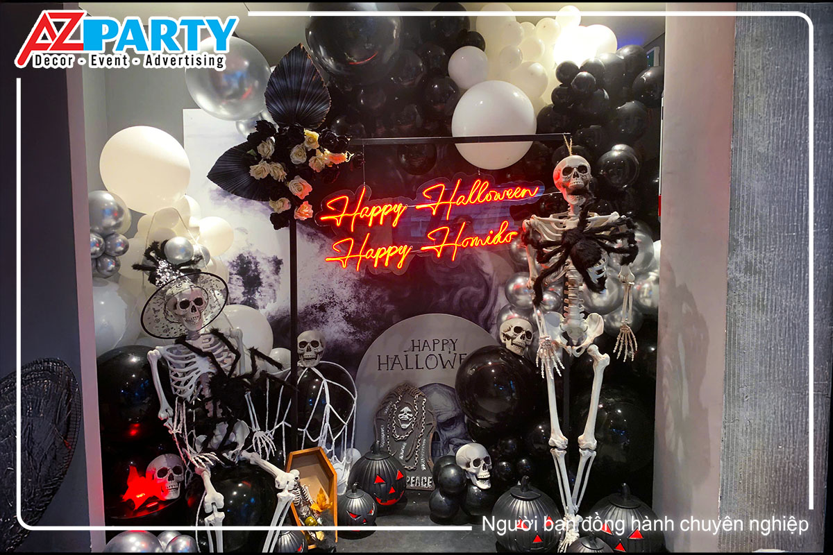 tiểu cảnh Halloween tại nhà hàng Homido với các bộ xương khô, đầu lâu và nhện