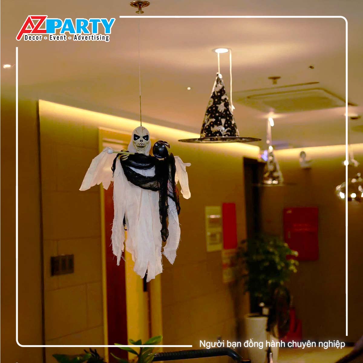 ma trắng trên trần nhà