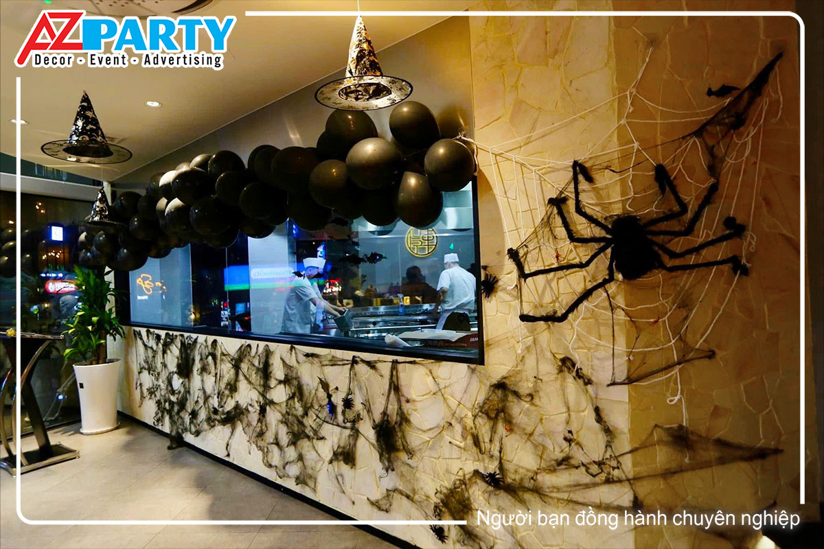 nhện và mạng nhện được decor trong không gian quán