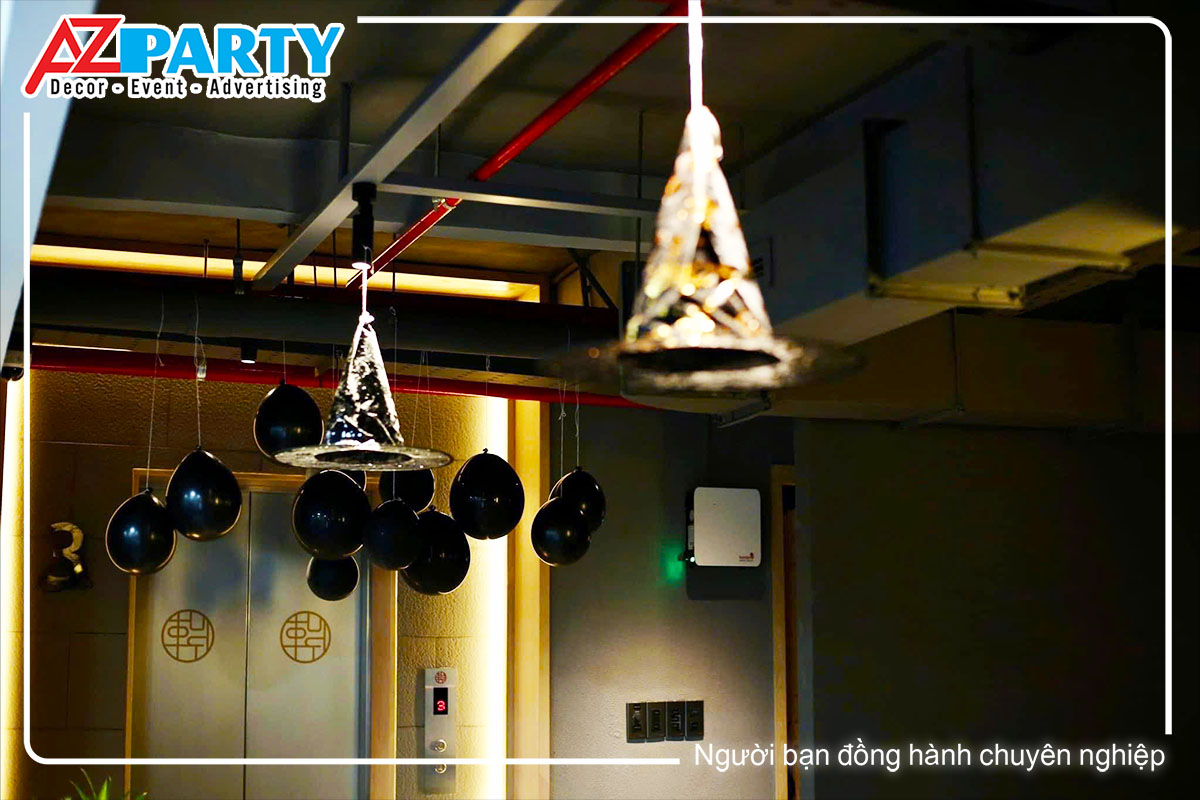 decor trần nhà với mũ phù thủy và bong bóng đen