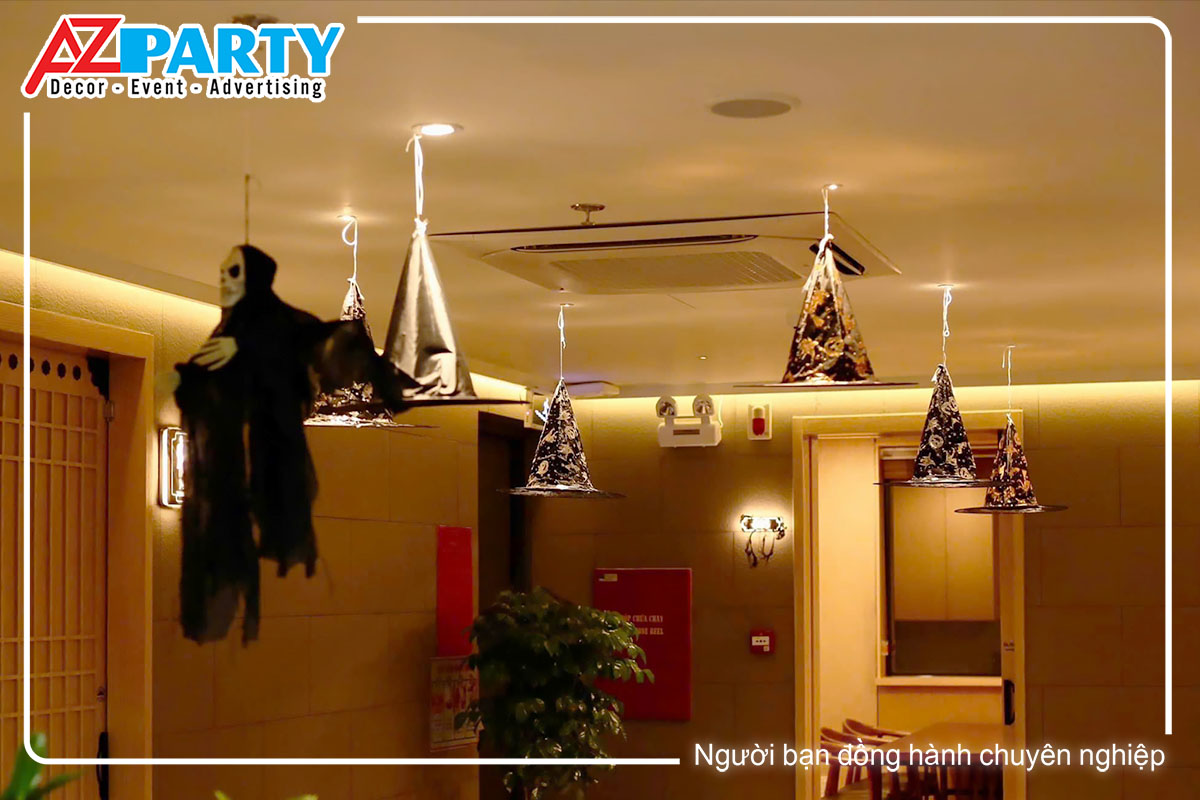 ma và mũ phù thủy decor trên trần nhà