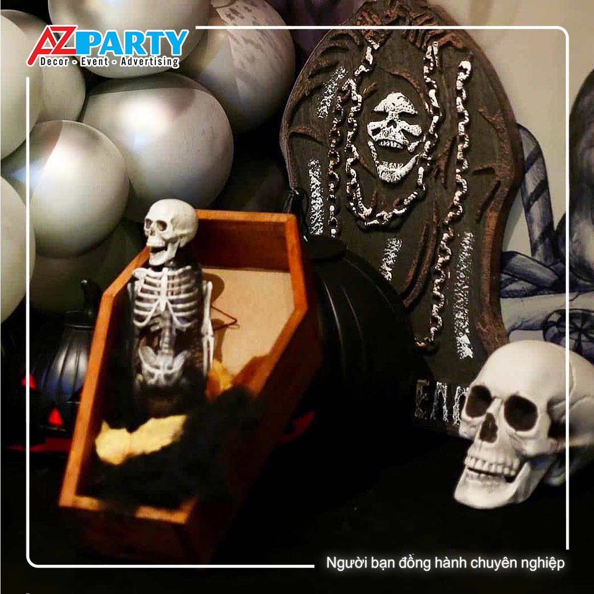 cận cảnh bia mộ và bộ xương khô trong quan tài