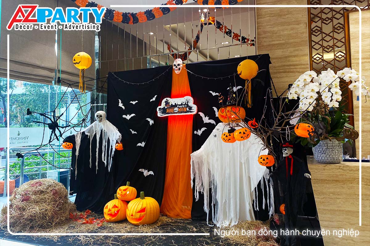 tiểu cảnh halloween tại Vinhomes với hình ảnh ma trắng và ma đen nổi bật, tô điểm thêm là hình ảnh mạng nhện và bí ngô ma quái