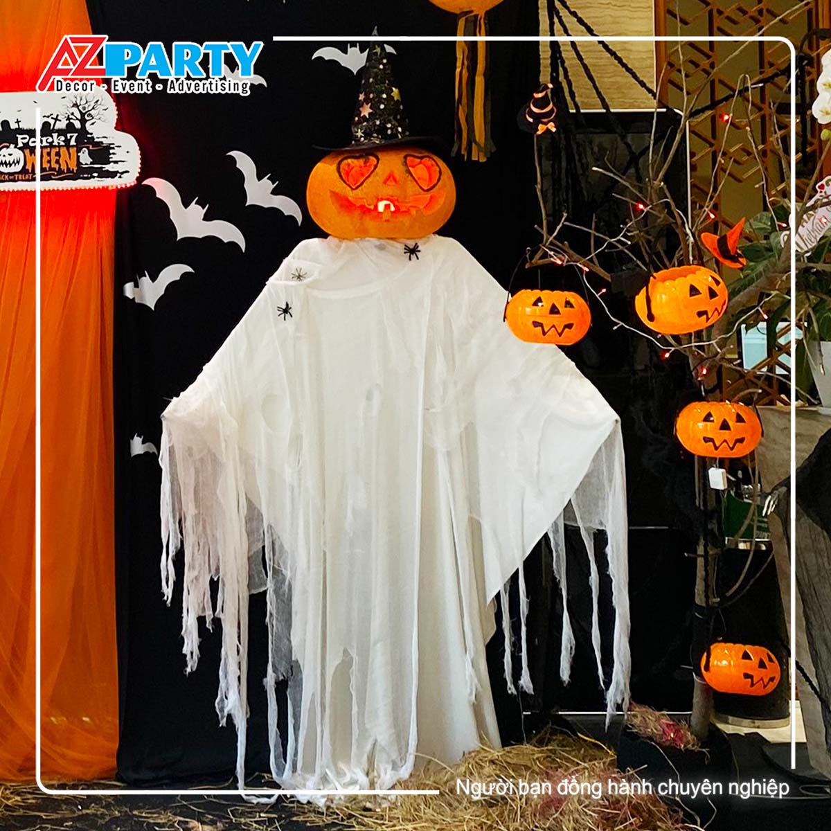 ma trắng với đầu làm từ bí ngô