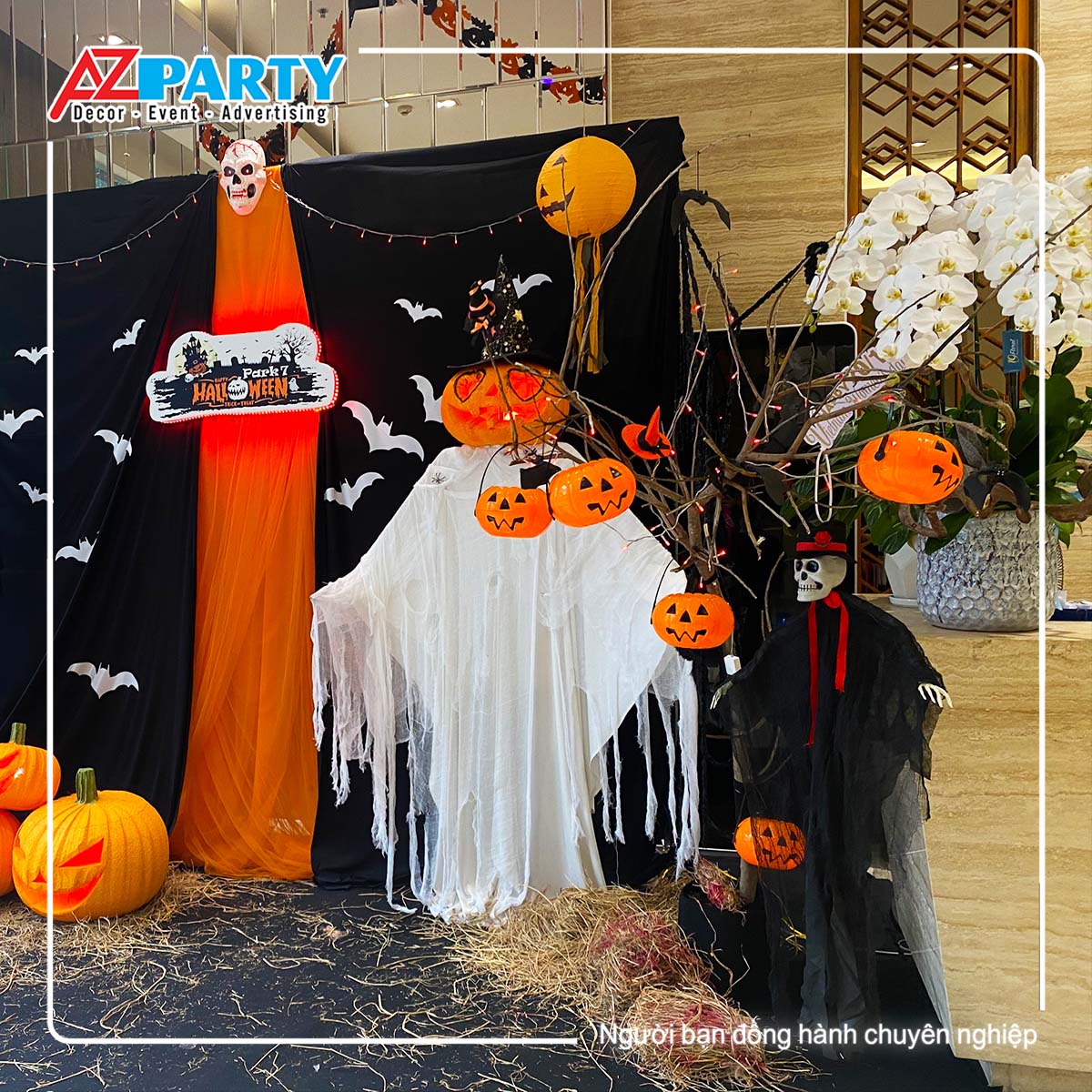 ma trắng cùng ma nhỏ đen tại cây khô, trên cây có treo những quả bí ngô ma quái