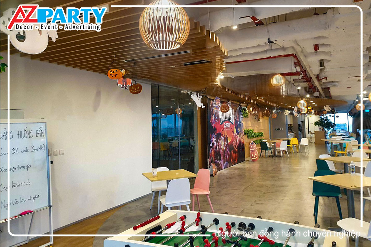 bí ngô và con ma Halloween trên trần nhà