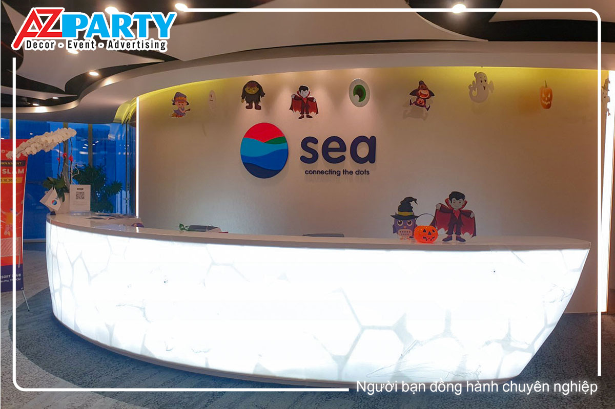 trang trí Halloween tại quầy lễ tân trong công ty SEA