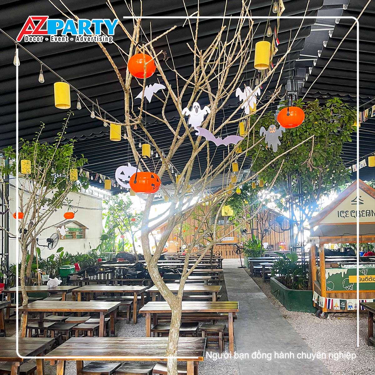 cận cảnh cây được treo bí ngô và những con ma halloween