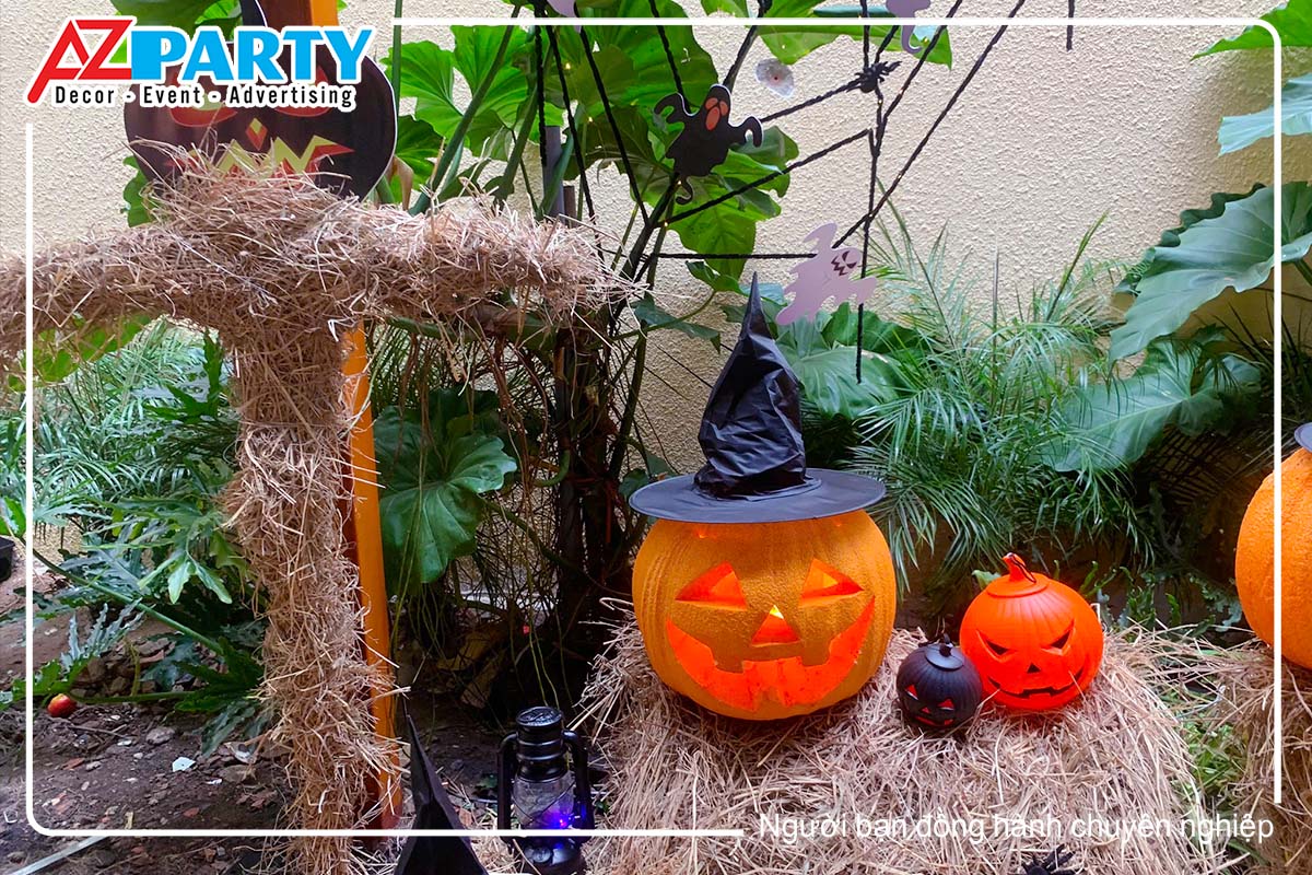 bí ngô Halloween vàng làm từ chất liệu mốp xếp được đặt tên ụ rơm