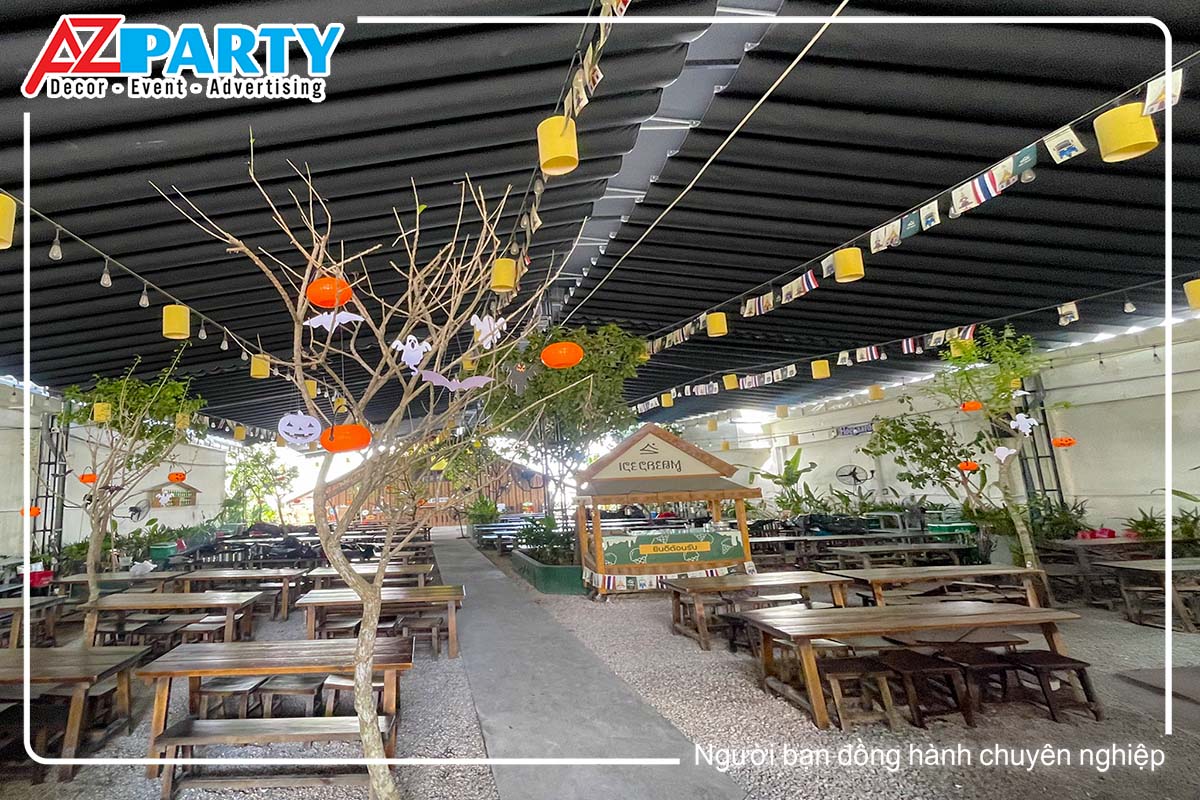 không gian quán decor với những phụ kiện halloween