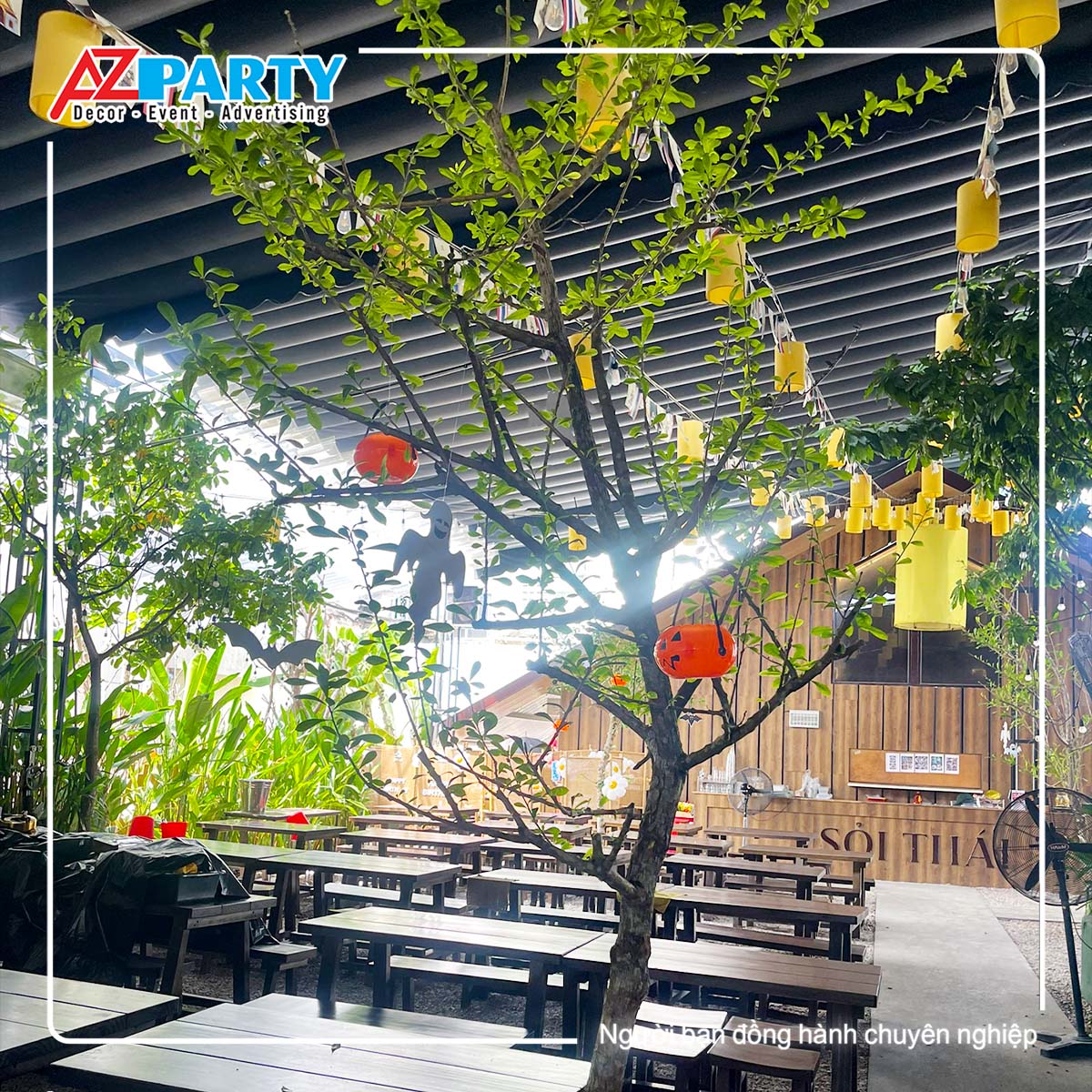 trang trí những phụ kiện halloween trên cây