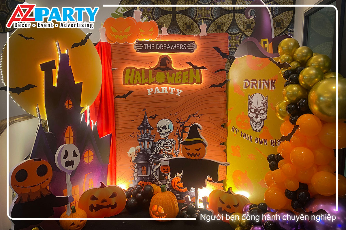 tiểu cảnh halloween tại Quán Cafe The Dreamers, nổi bật với hình ảnh con ma bí ngô và bộ xương trắng