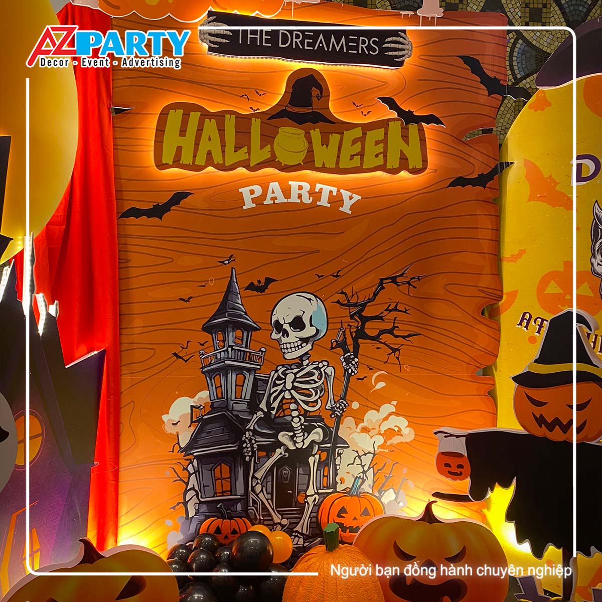 bộ xương trắng halloween trên vách lưng