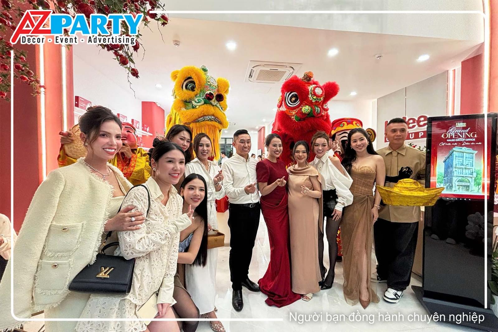 Khách mời chụp ảnh 
