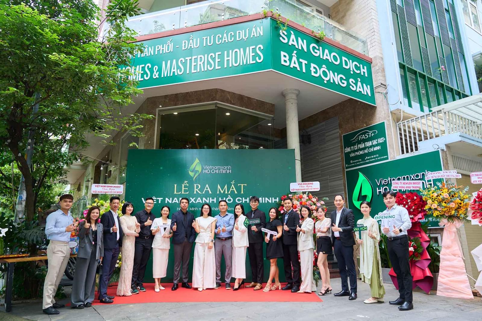Khách tham dự checkin tại lễ ra mắt VNX Holding