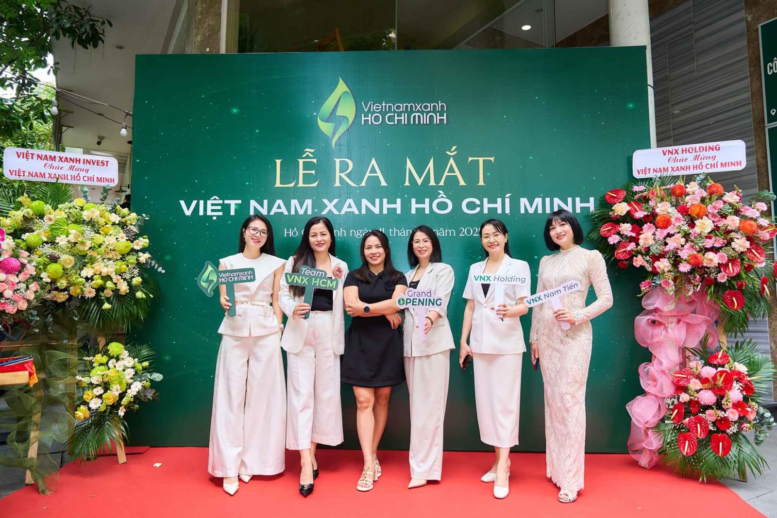 Khách mời checkin tại backdrop khai trương 