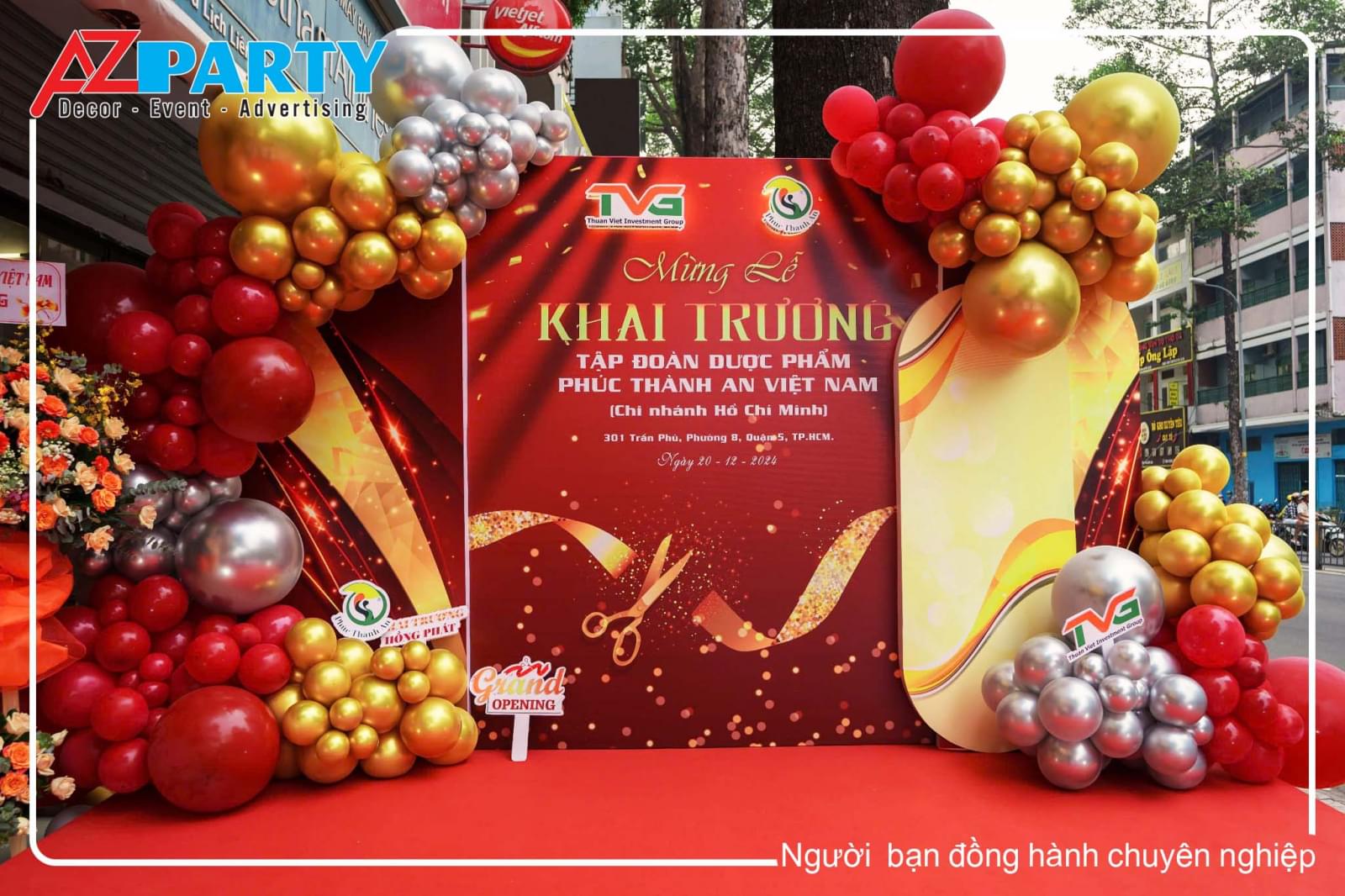 backdrop khai trương tone màu xanh đỏ