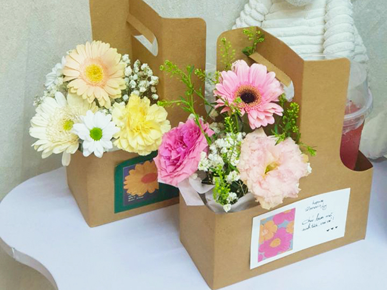 Set quà tặng 8/3 xinh xắn gồm hoa tươi và ly nước