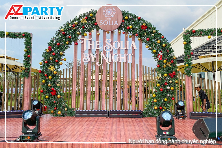 Cận cảnh chi tiết decor sân khấu vòng nguyệt quế khổng lồ