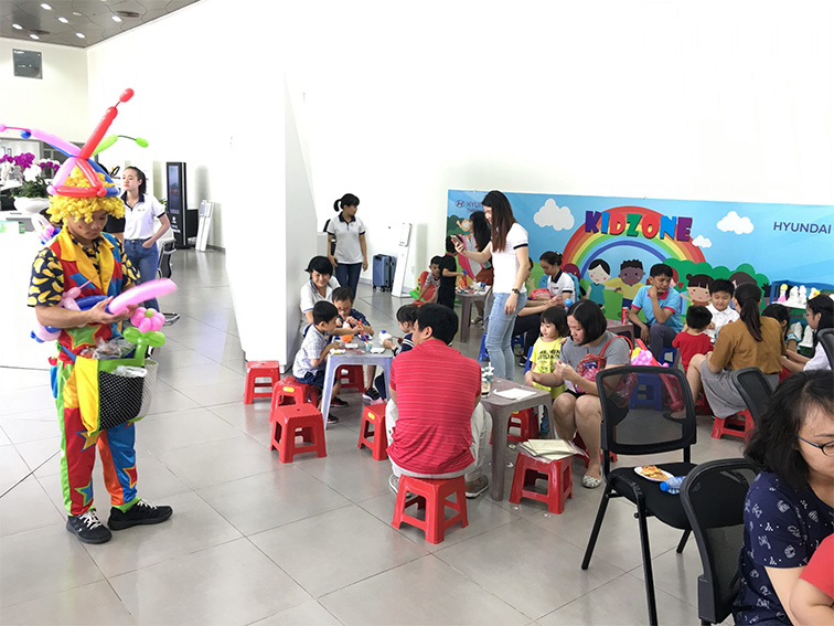 Các ba mẹ đang tận hưởng ngày hội thiếu nhi cùng con