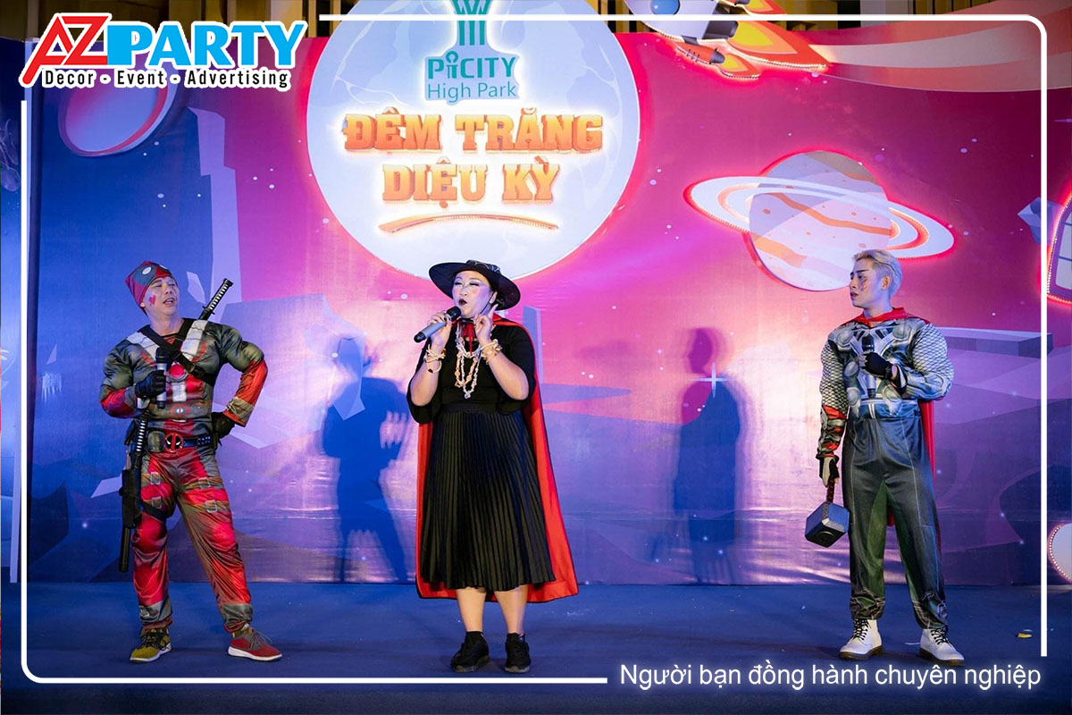 3 nhân vật: bà phù thủy deadpool và thor đứng trên sân khấu