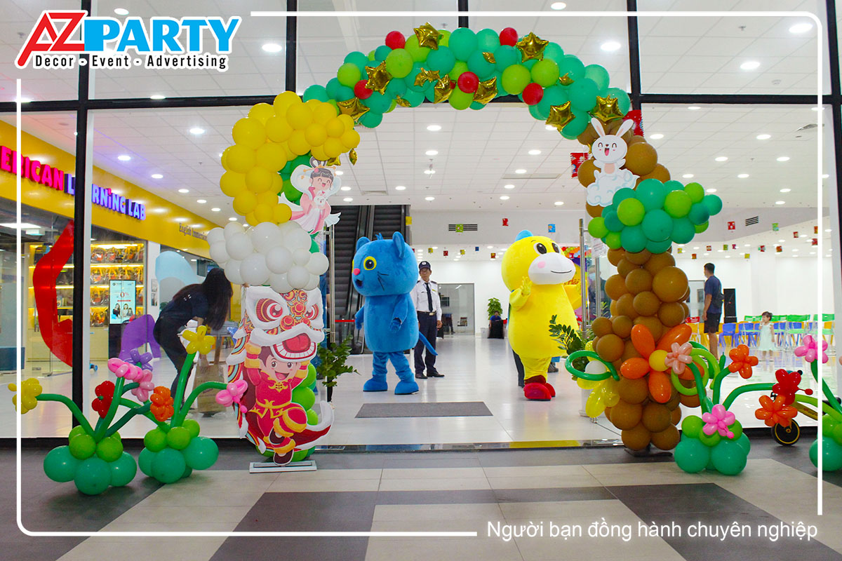Cổng chào làm bằng bong bóng và 2 chú mascot