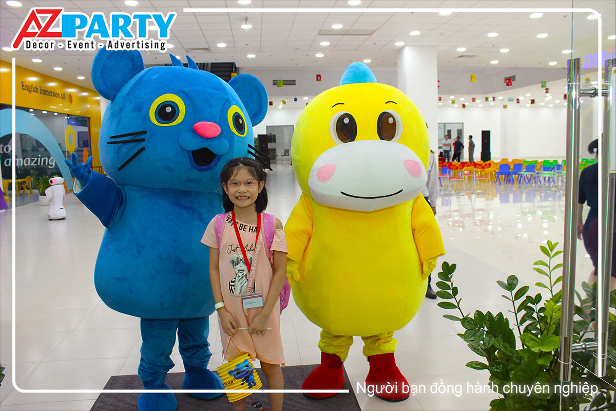 bé gái chụp hình cùng 2 chú mascot